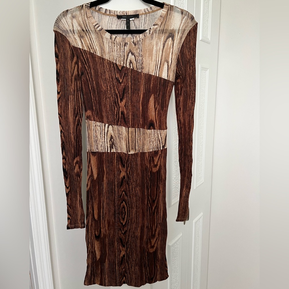 BCBG small midi dress . Form fitting flattering and stretches to comform